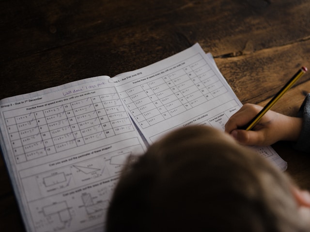 勉強をしている男の子